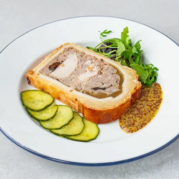 Пате-крут Довиль с микс салатом