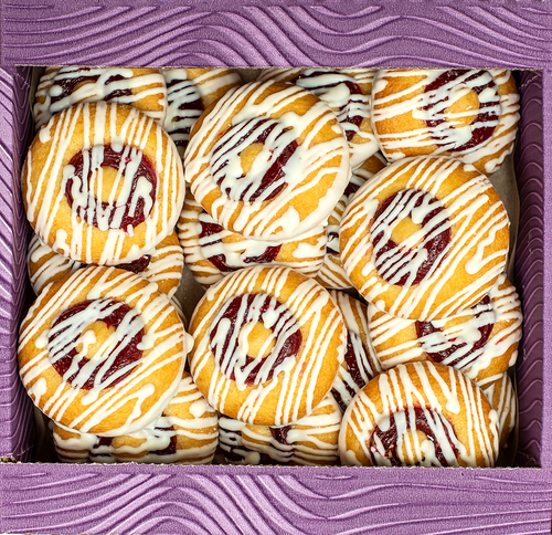 Печенье бисквитное DELISSE со вкусом вишни в белой глазури 450 г