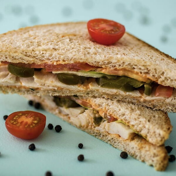 Тост острый с курицей и соусом том ям