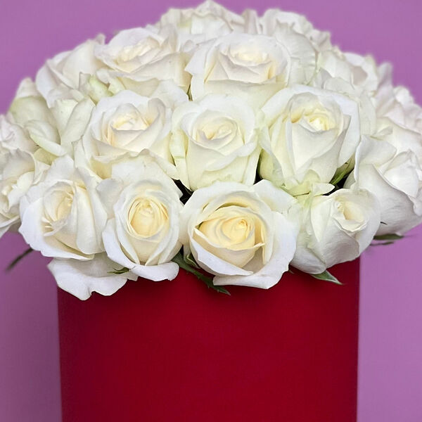 Белые розы в шляпной коробке M