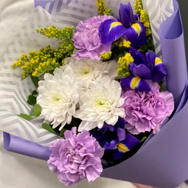 Букет из хризантем и ирисов Миг