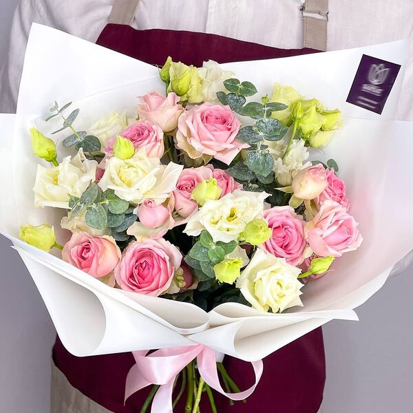 Букет из цветов, авторский букет из роз и эустом Сакура 