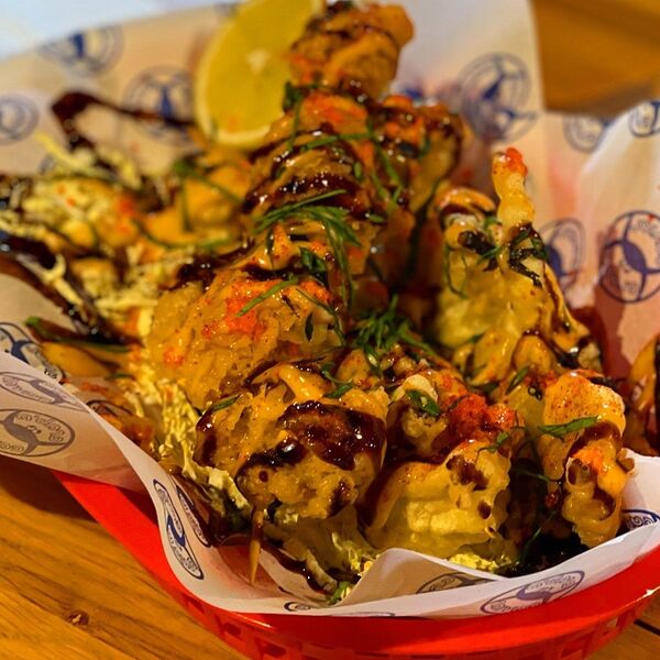 Мини-осьминоги и креветки с овощами в темпуре