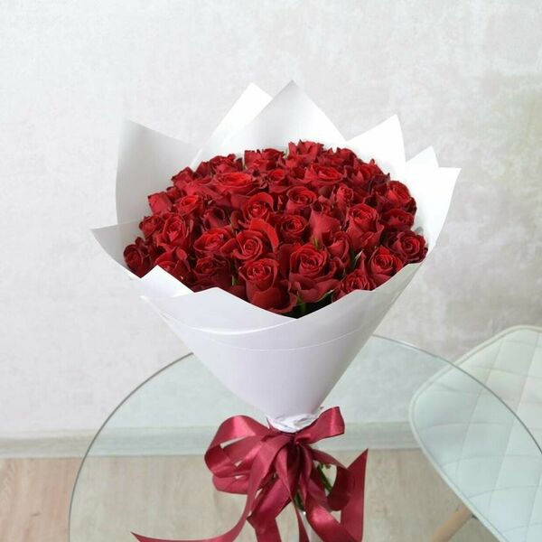 25 красных роз в белом оформлении