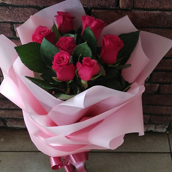 Букет из малиновых роз в матовой пленке