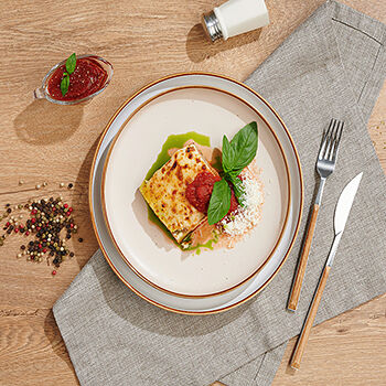 Лазанья «Болоньезе» в томатном соусе с сыром гойя