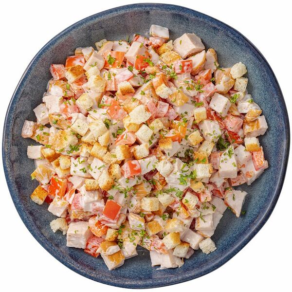 Салат с копчёной курицей, томатами и сухарями вес
