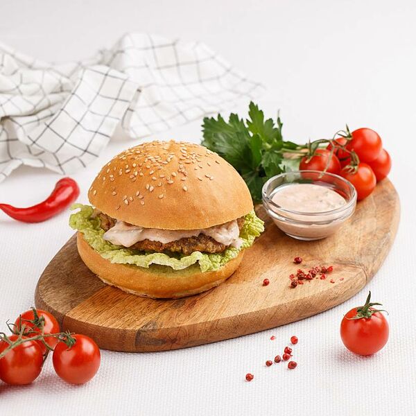 ПалычБургер с курицей, сыром и кисло-сладким соусом 155 г