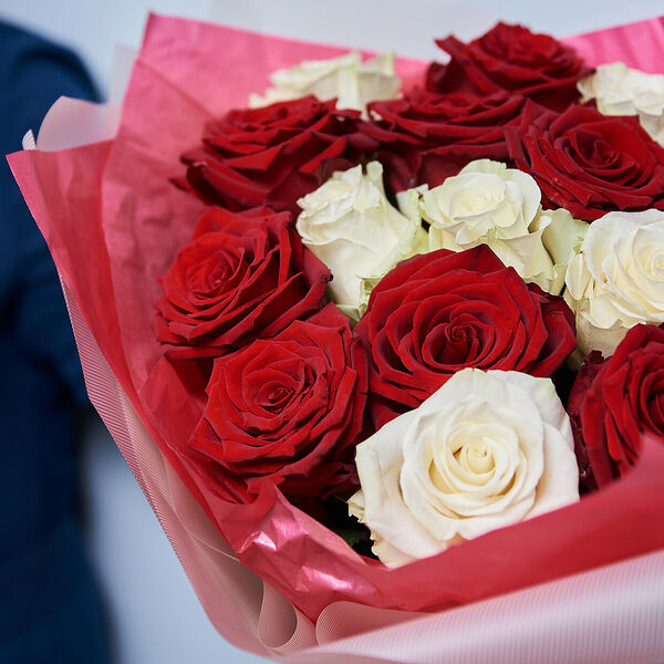 Розы красные и белые 15 штук
