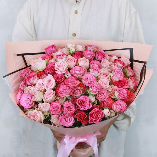Букет из 25 кустовых роз нежный микс Кения в стильной упаковке