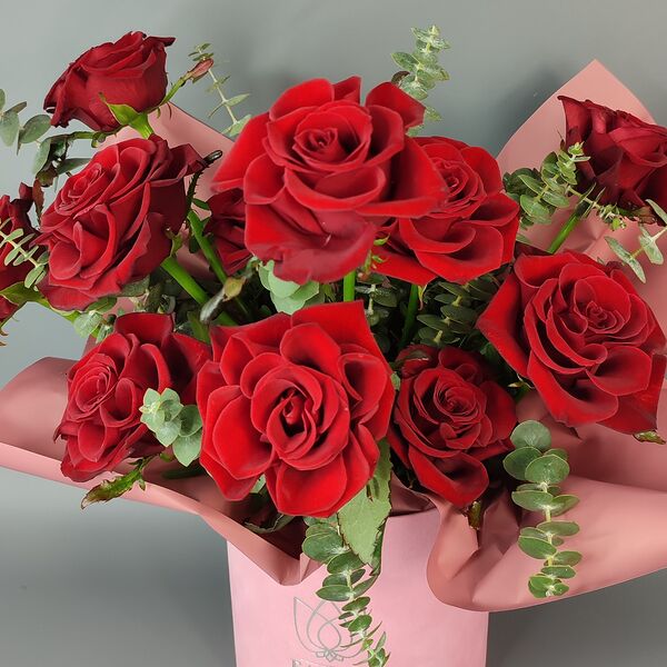 Букет из цветов, монобукет из роз Пышные розы в розовом боксе 