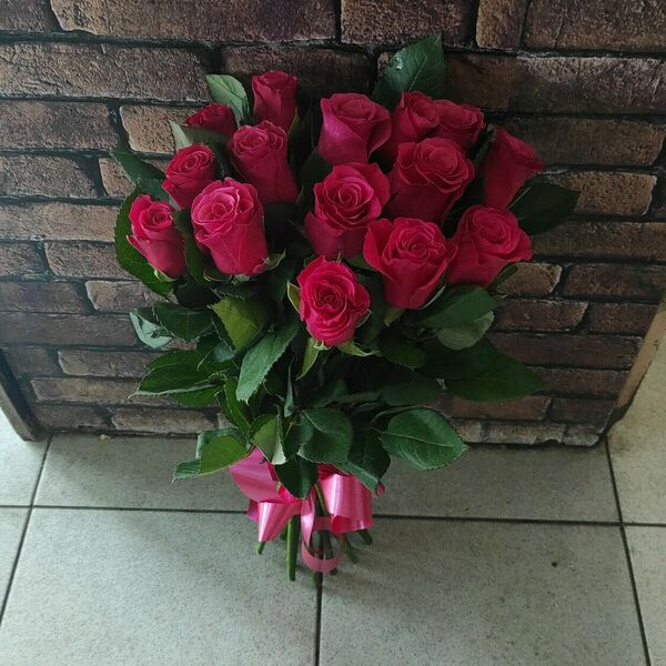 15 красных роз под ленту