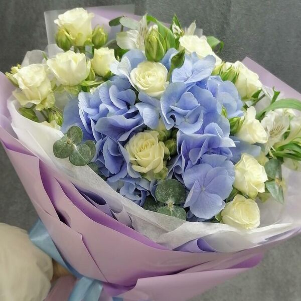 Viola букет из гортензии и кустовой розы