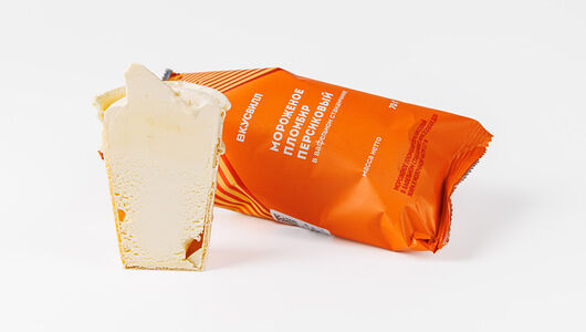 Мороженое пломбир персиковый в вафельном стаканчике