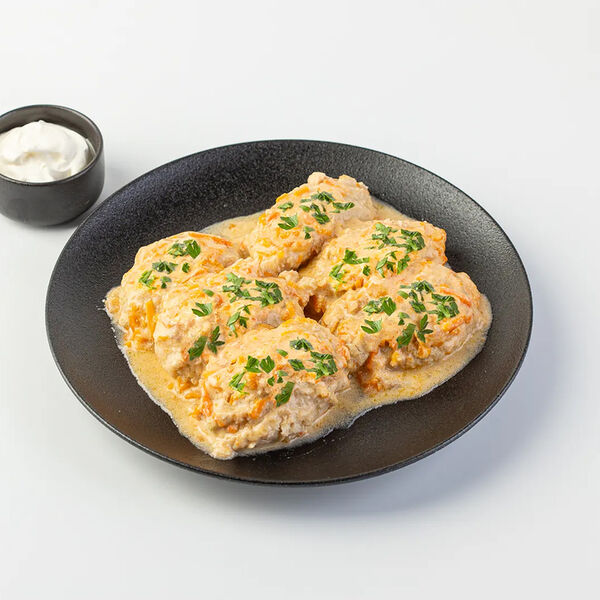 Большая порция ленивых голубцов в сметанном соусе