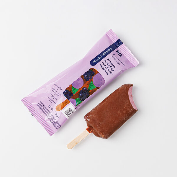 Эскимо ВкусВилл пломбир голубика-ежевика в молочном шоколаде