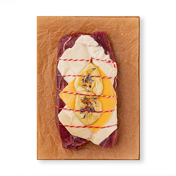 

Рулет из телятины Азбука Вкуса с грушей курагой шпинатом сыром Чеддер и Моцарелла вес