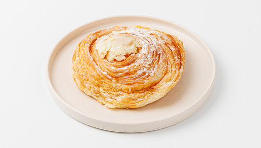 Улитка миндальная с вишней. Пекарня