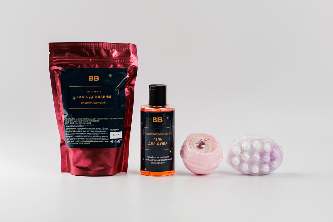 

Набор для домашнего спа Вкусвилл “Уютные моменты” (гель для душа, мыло массажное, бомбочка, соль для ванн), 700г