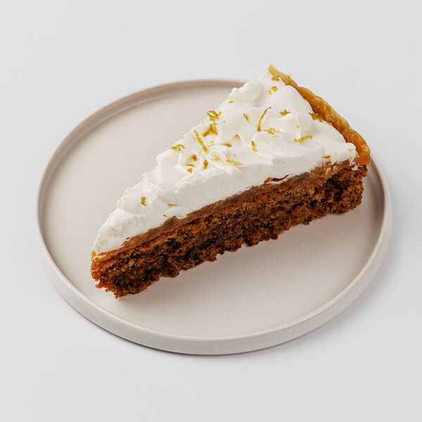 Морковное пирожное с томленой грушей и лаймом, кафе, замороженное