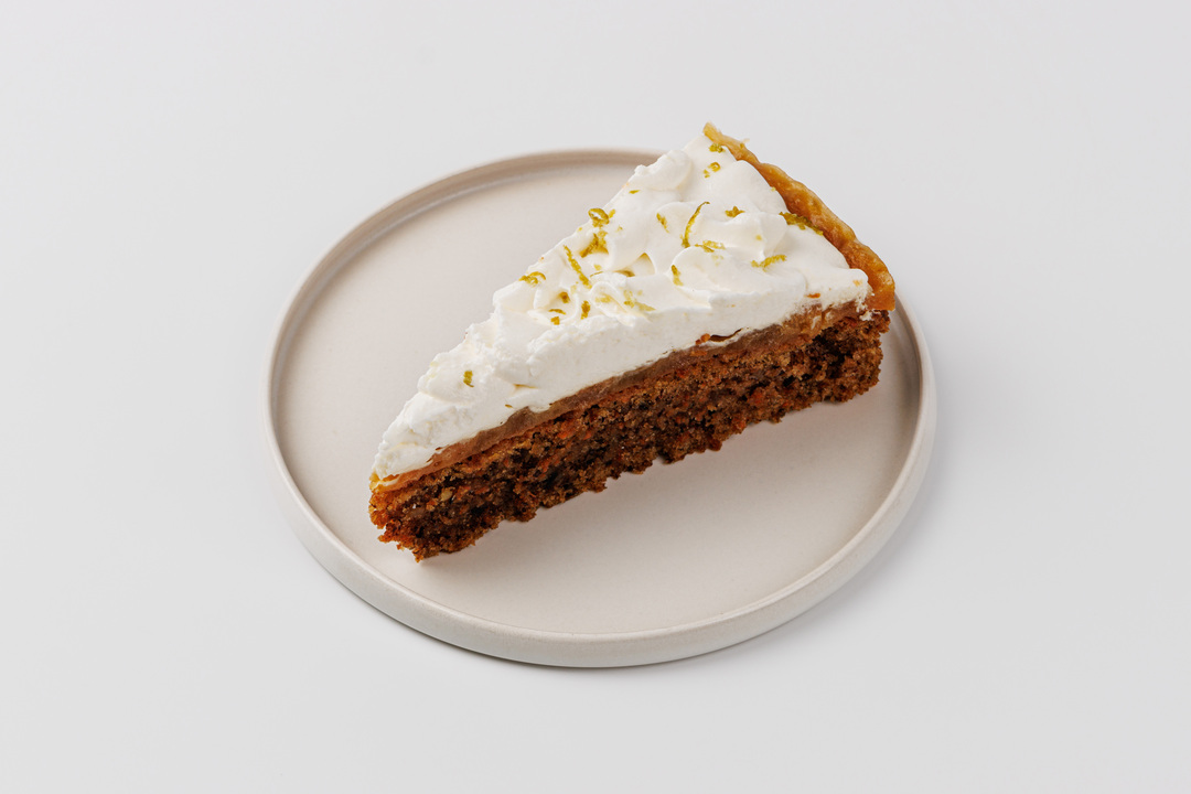 

Морковное пирожное с томленой грушей и лаймом, кафе, замороженное