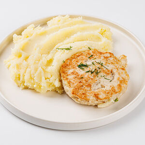 Биточек куриный с капустой и картофельным пюре