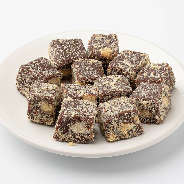 Десерт шоколадный с кусочками печенья и миндаля