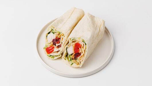 Сэндвич ролл с курицей, вяленой клюквой и арахисом