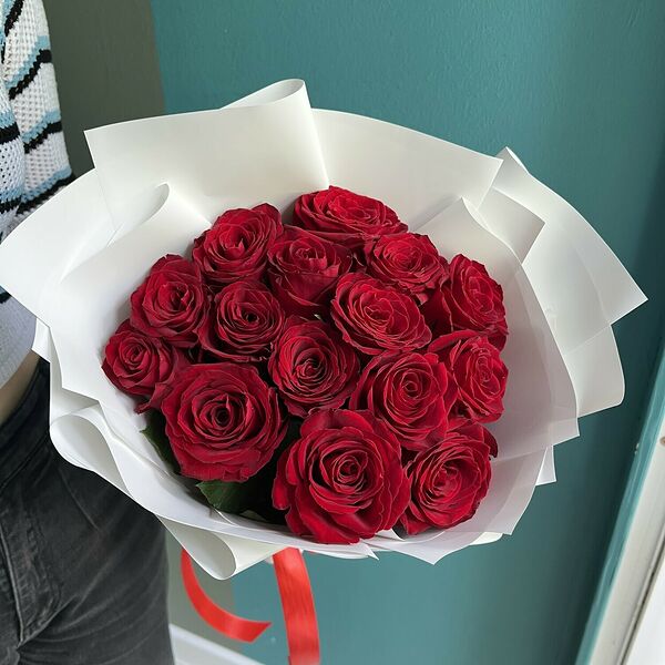15 красных роз. Букет роз классика