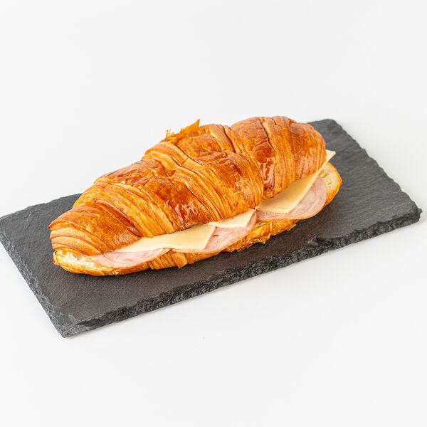 Круассан Вкусвилл с сервелатом и сыром