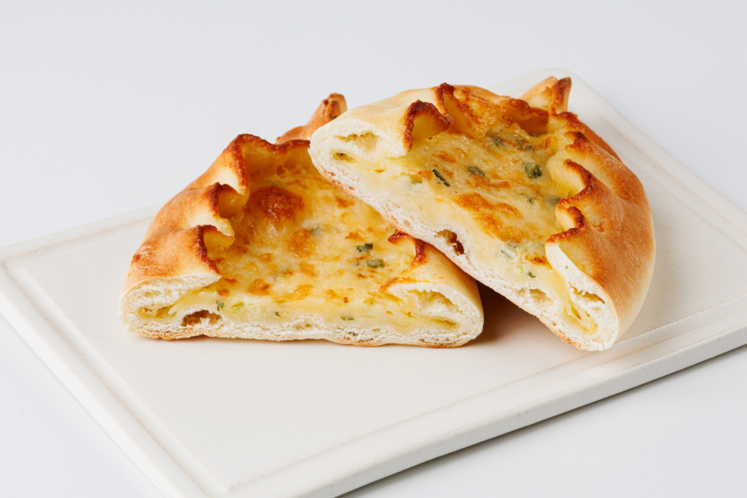 

Лодочка с сыром, яйцом и зеленым луком 130 г