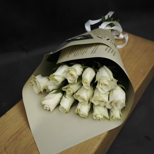 15 белых фирменных роз в крафтовой упаковке