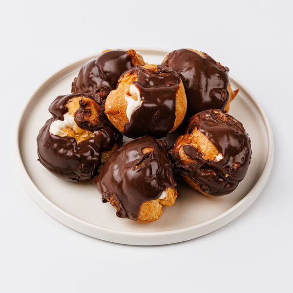 Профитроли с ванильным кремом в шоколаде