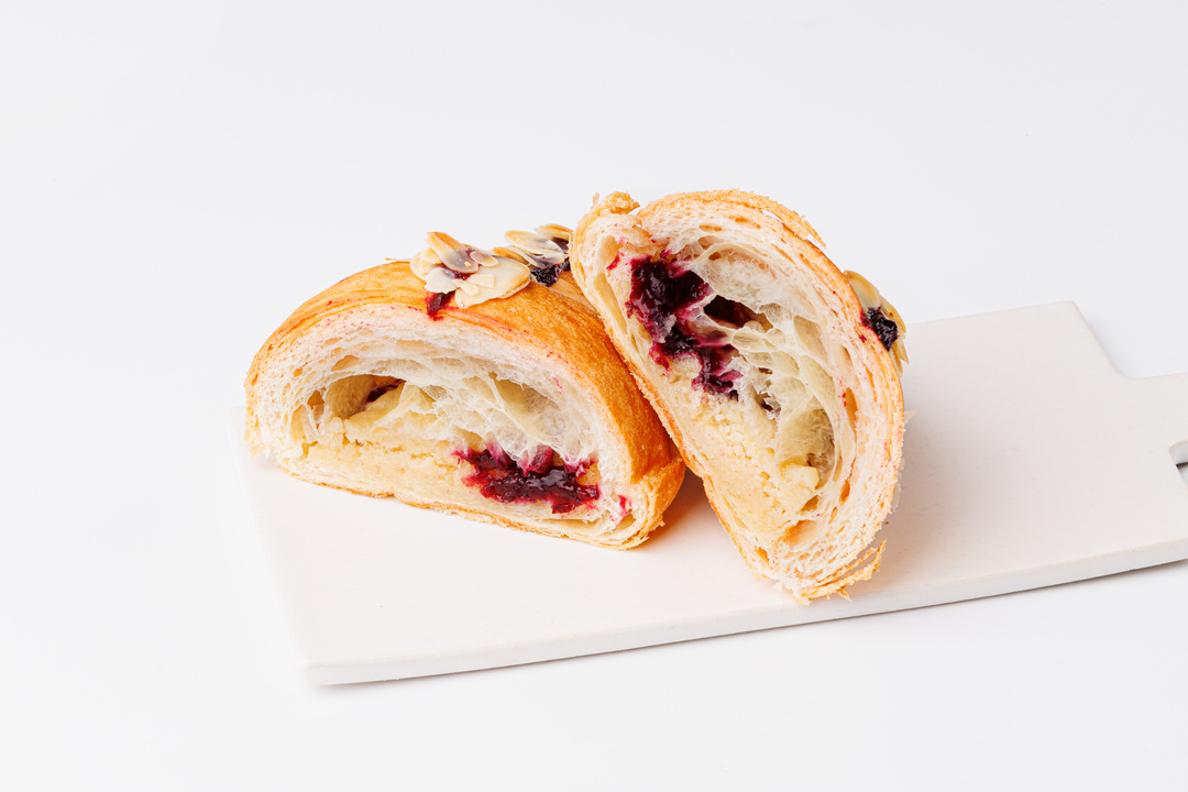 

Круассан ВкусВилл с марципаном и черной смородиной, 110 г