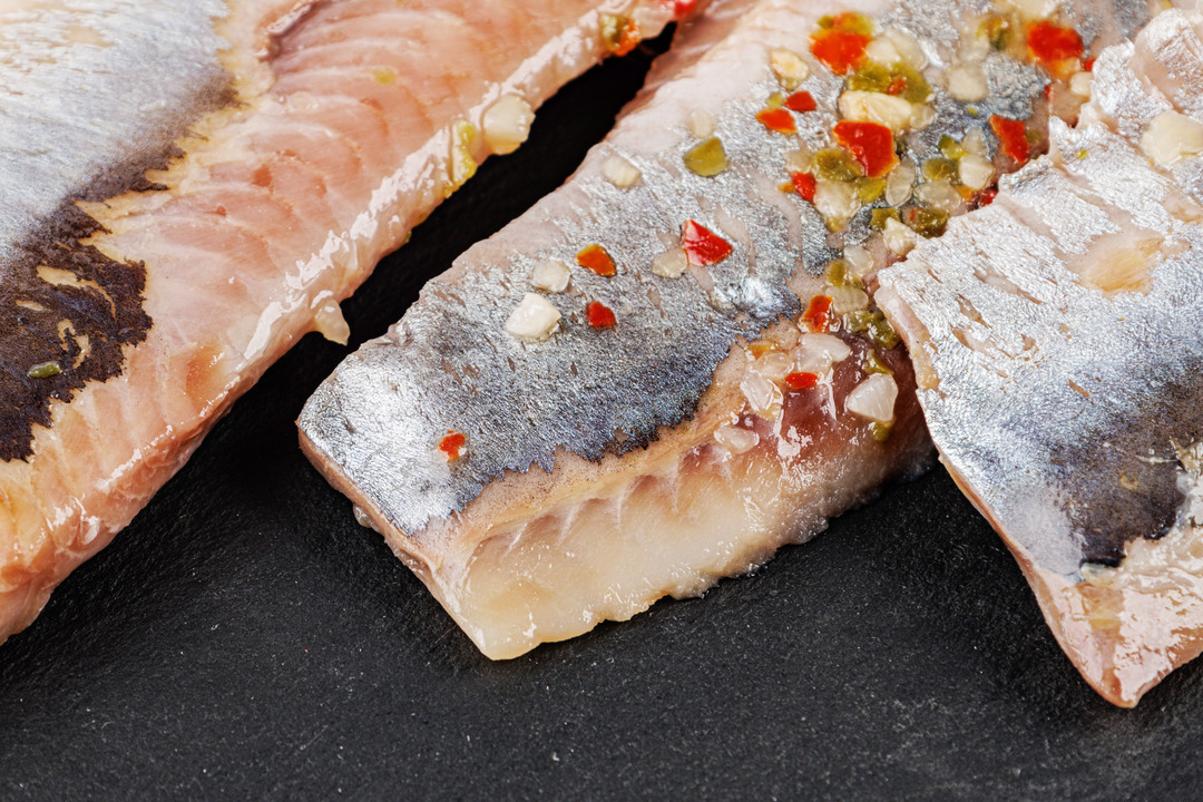 

Сельдь филе без кожи соленая с овощной смесью