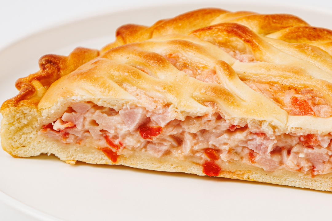 

Пирог с ветчиной, томатом и сыром половинка, 150г