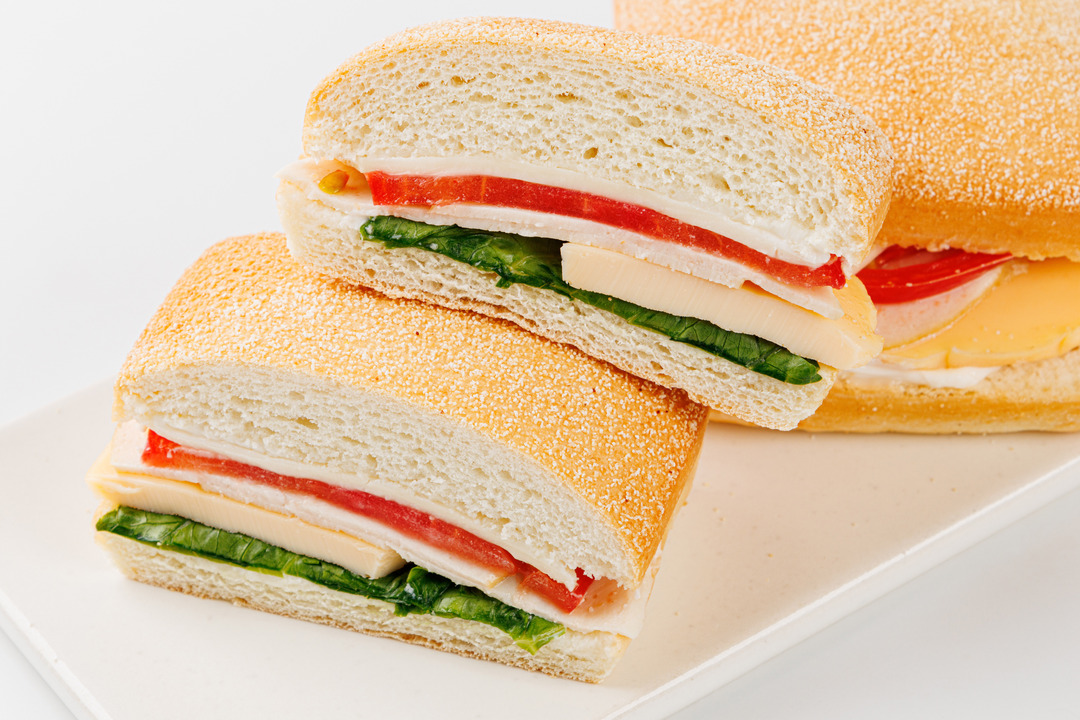 

Мини-чиабатта ВкусВилл с куриной ветчиной, омлетом и сыром (2 шт) 255 г