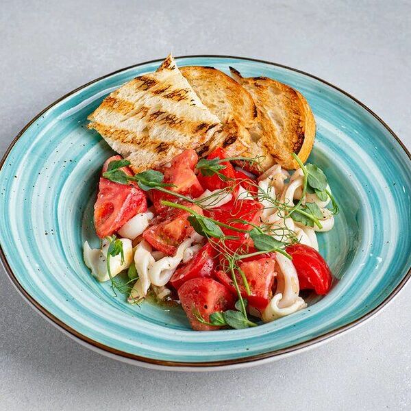 Сладкие томаты с кальмаром гриль