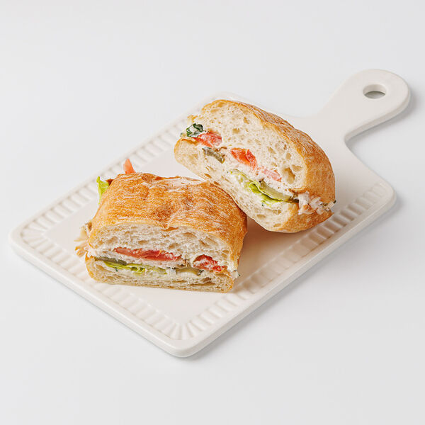 Чиабатта с варено-копченой индейкой с соусом 