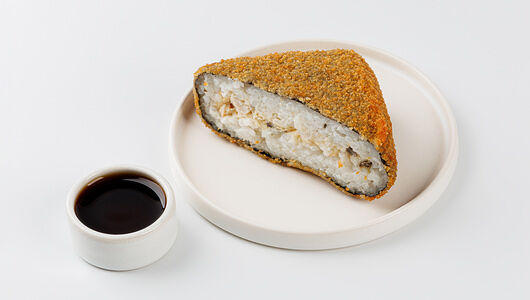 Онигирадзу ВкусВилл с варено-копченой курицей и грибами с соевым соусом, 95г