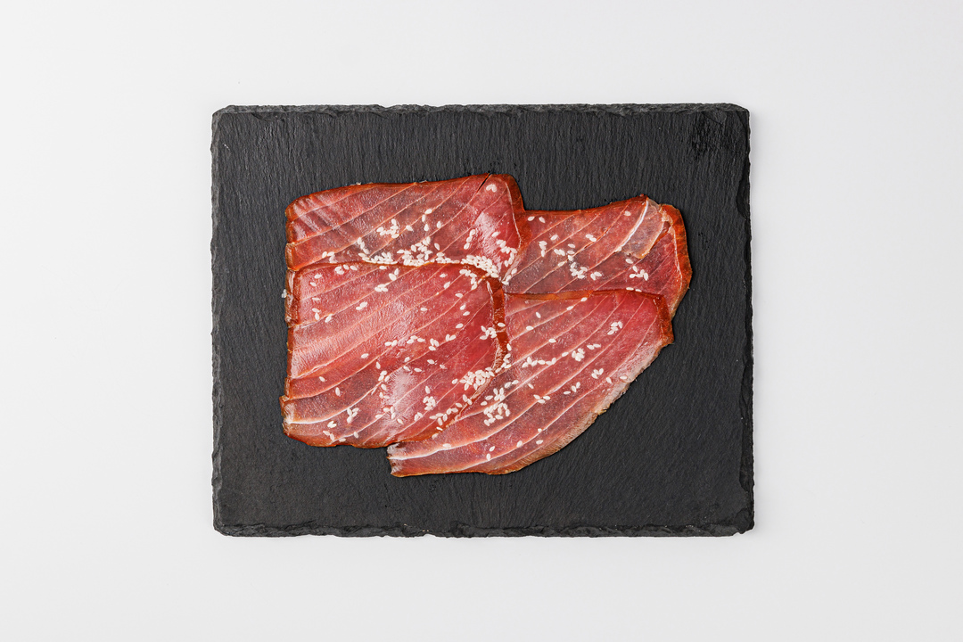 

Тунец подкопченный с кунжутом, маслом и чесноком, 100 г