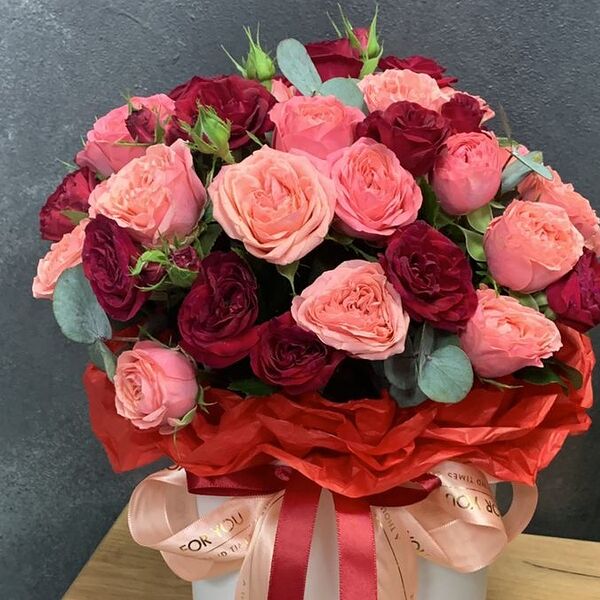 Коробка с кустовыми розами