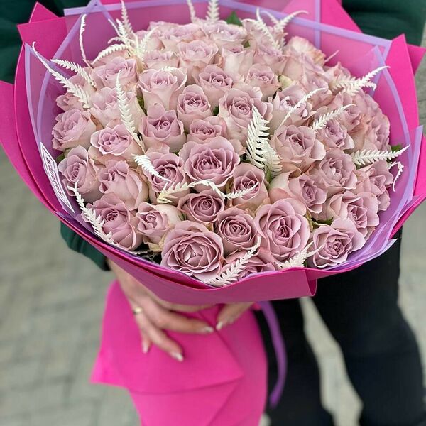 51 роза в дизайнерском оформлении