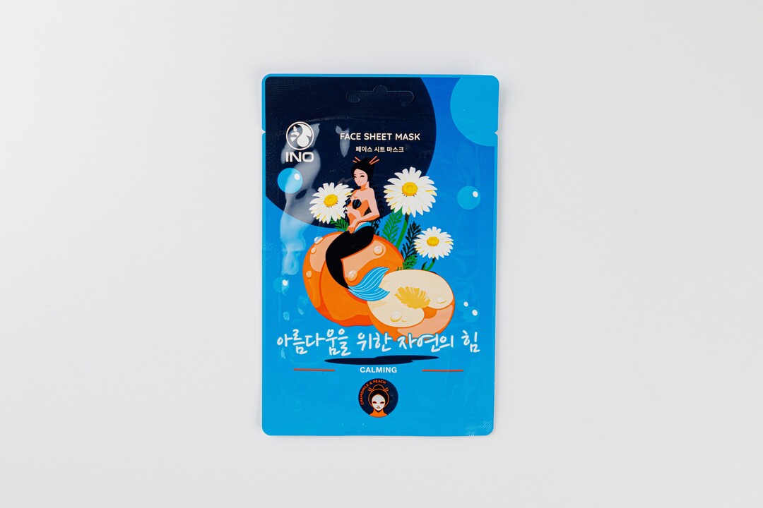 

Маска для лица тканевая успокаивающая "Ромашка и персик" INO