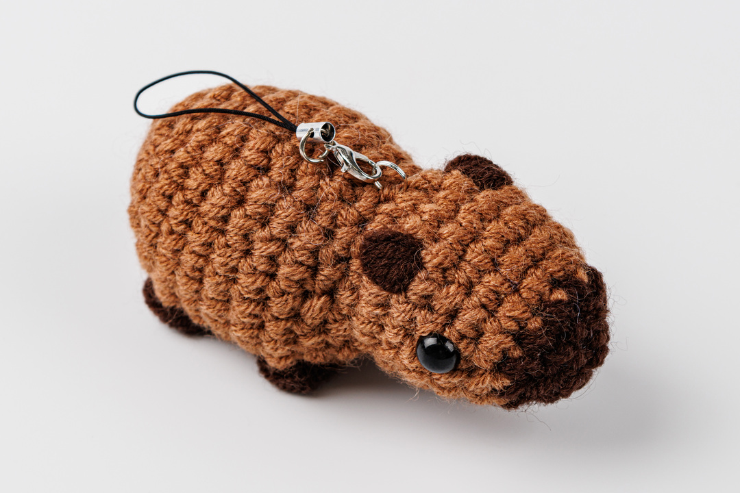 

Брелок вязаный "Капибара"