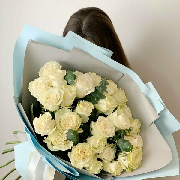 Букет белых роз с эвкалиптом