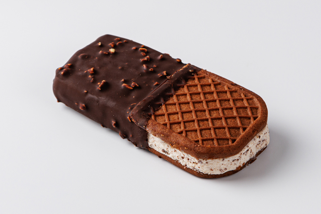 

Мороженое в печенье в шоколаде с шок крошкой и арахисом(Продукт замороженный)