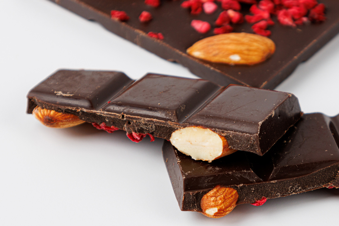 

Шоколад темный миндаль малина вишня 50 г