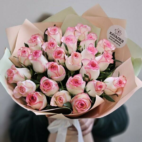 25 розовых роз