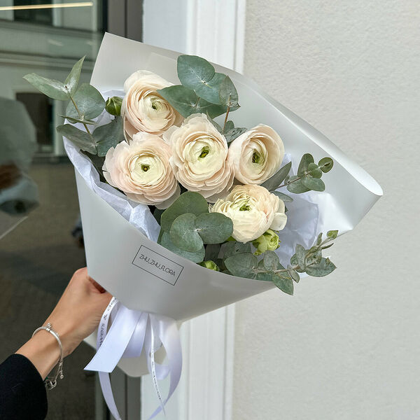 Нежные ранункулюсы с эвкалиптом